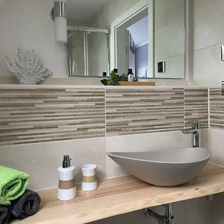 Semesterbostad Bellavita - Mit Grossem Eingezaeuntem Garten - Infrarotsauna - 3 Hunde Willkommen - Badesee 800m Entfernt *